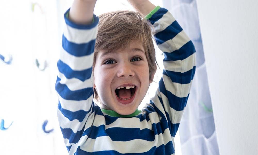 Lachendes Kind mit Zahnlücke
