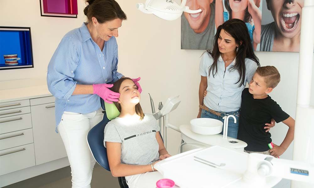 Kieferorthopädin behandelt Kind