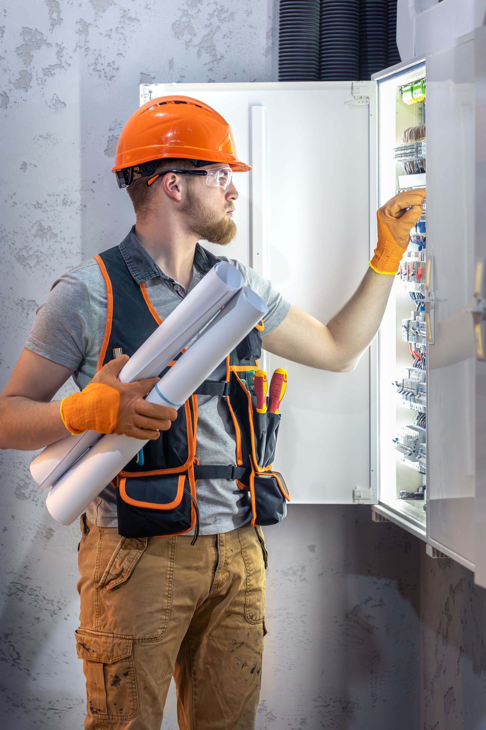 Forma gris abstracta, posiblemente una montaña, con un elemento circular.