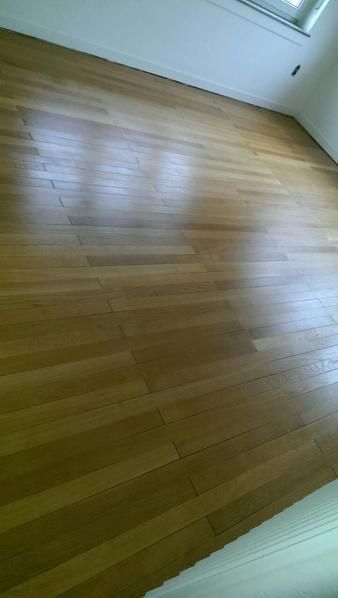 Ein Raum mit Holzboden und weißen Wänden.