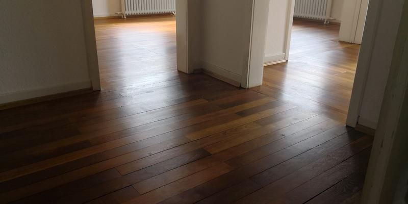 Ein Flur mit Holzboden und weißen Wänden.