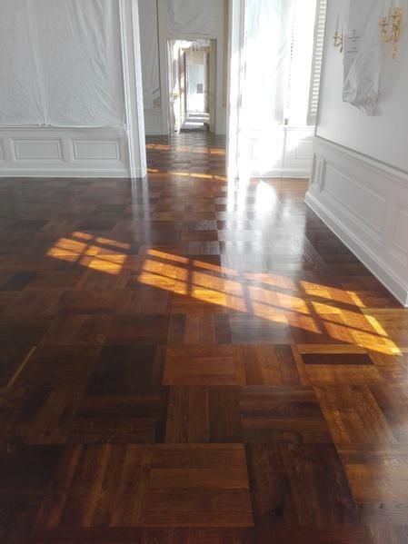 Ein Raum mit Holzboden und weißen Wänden