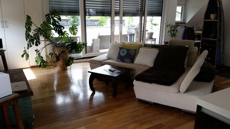 Ein Wohnzimmer mit einer Couch und einem Couchtisch