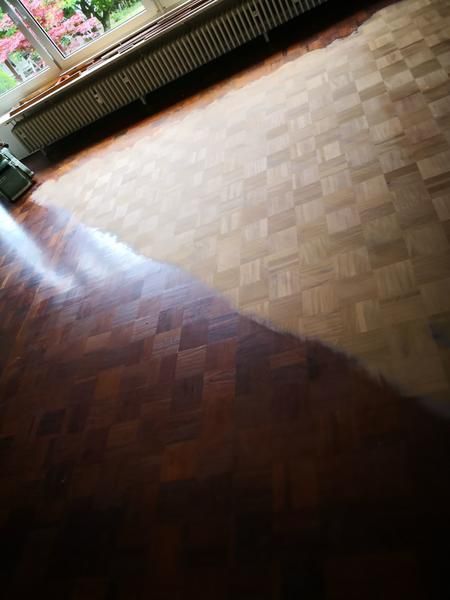 Ein Raum mit Holzboden und Fenster.