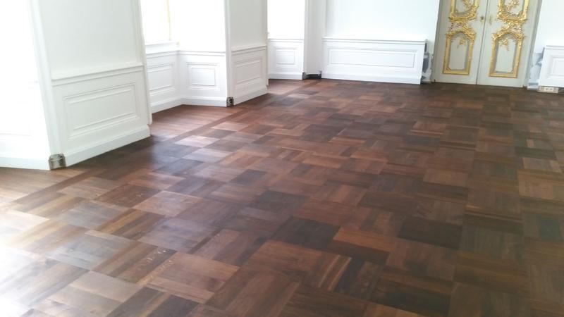 Ein Raum mit Holzboden und weißen Wänden.