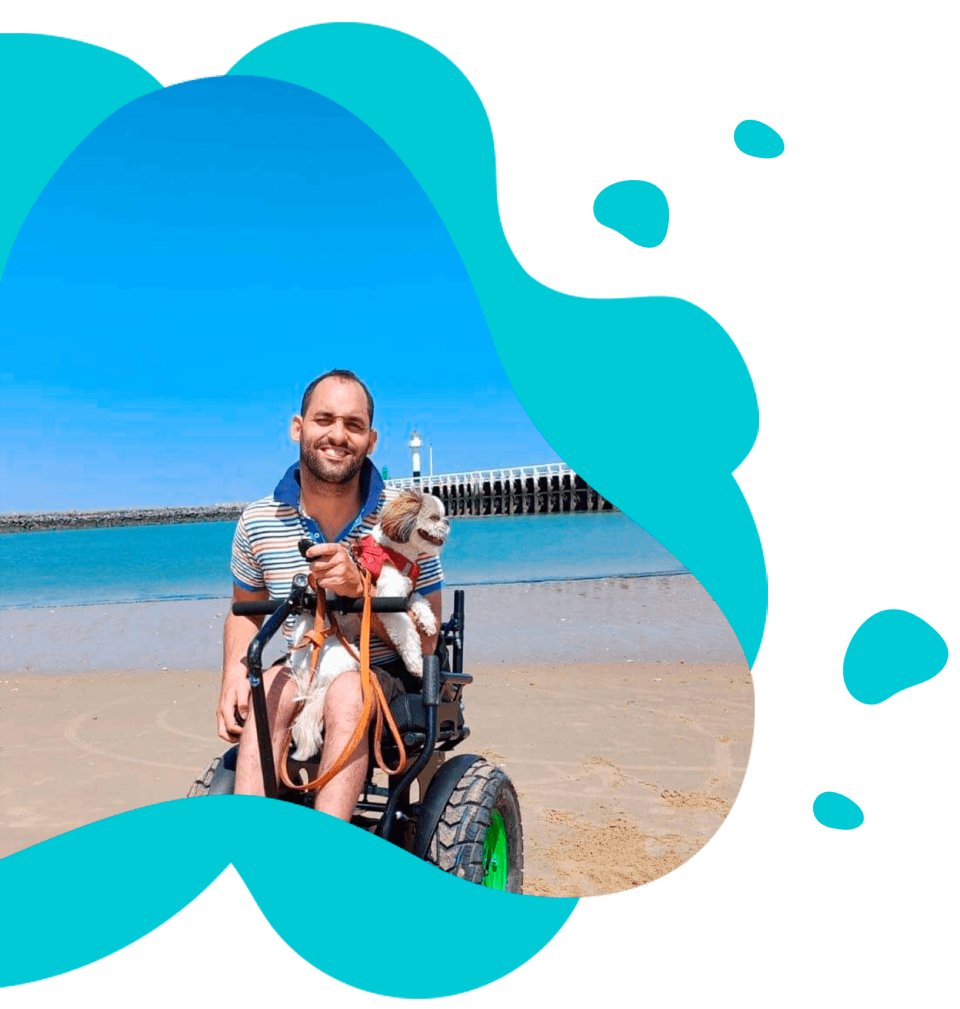 een persoon die een kat vasthoudt