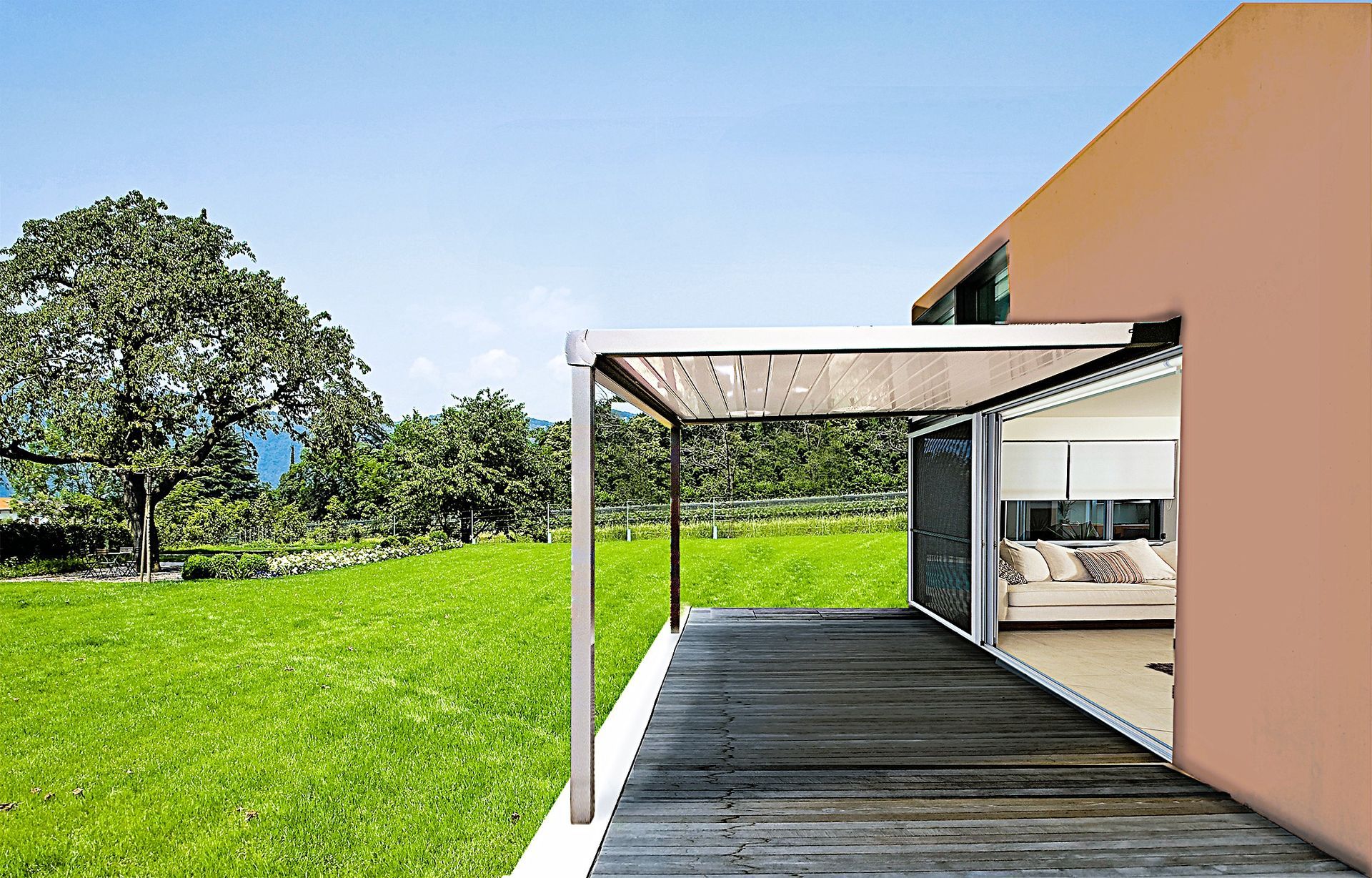 Patio de maison moderne avec terrasse en bois, portes vitrées et pelouse verte sous un ciel bleu