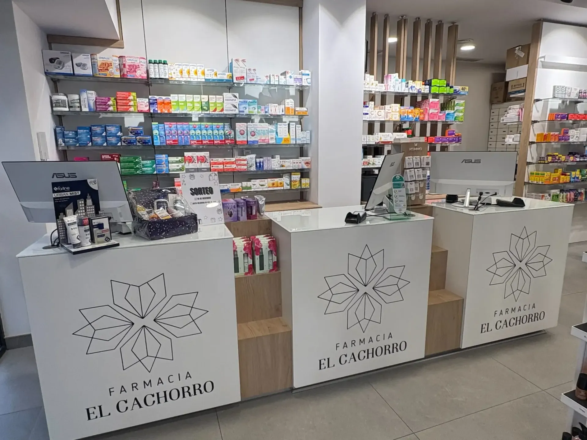 Un farmacéutico con bata blanca escribe en un portapapeles en una farmacia.