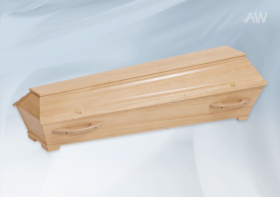 Hellfarbener Holzsarg mit geschwungenen Griffen vor hellblauem Hintergrund.