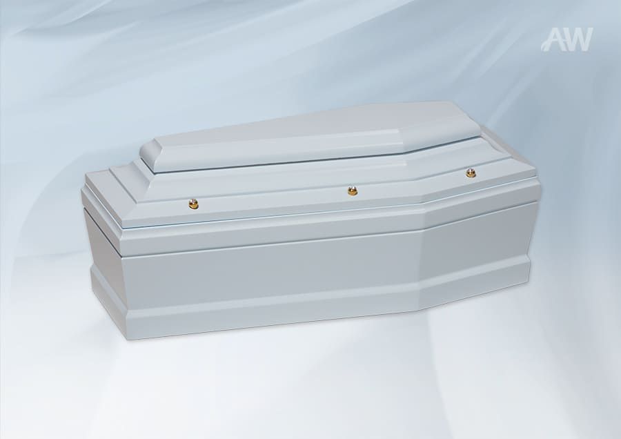 Ein hellgrauer Sarg mit goldfarbenen Griffen vor einem hellen Farbverlaufshintergrund.