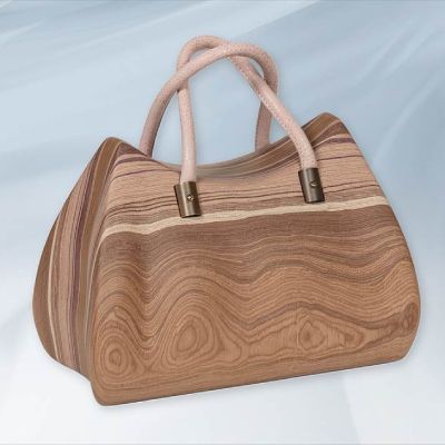 Holzhandtasche mit hellrosa Griffen.