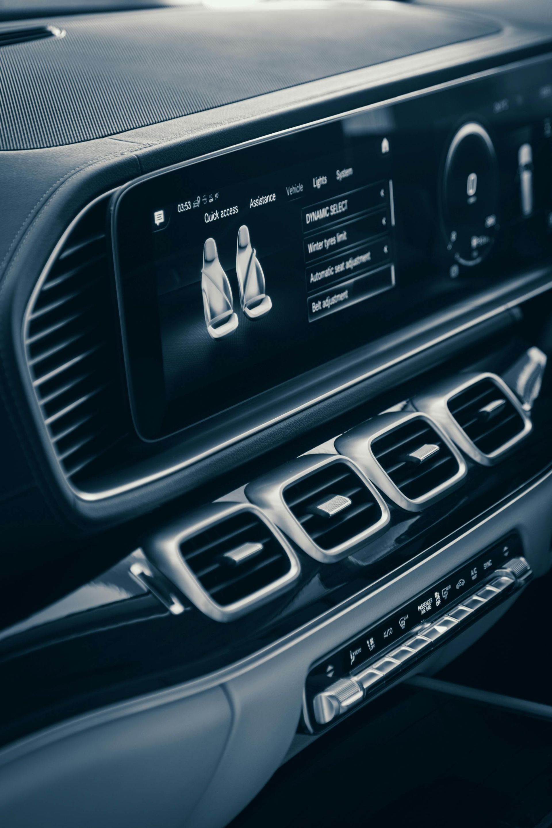 Tablero interior del automóvil con pantalla que muestra