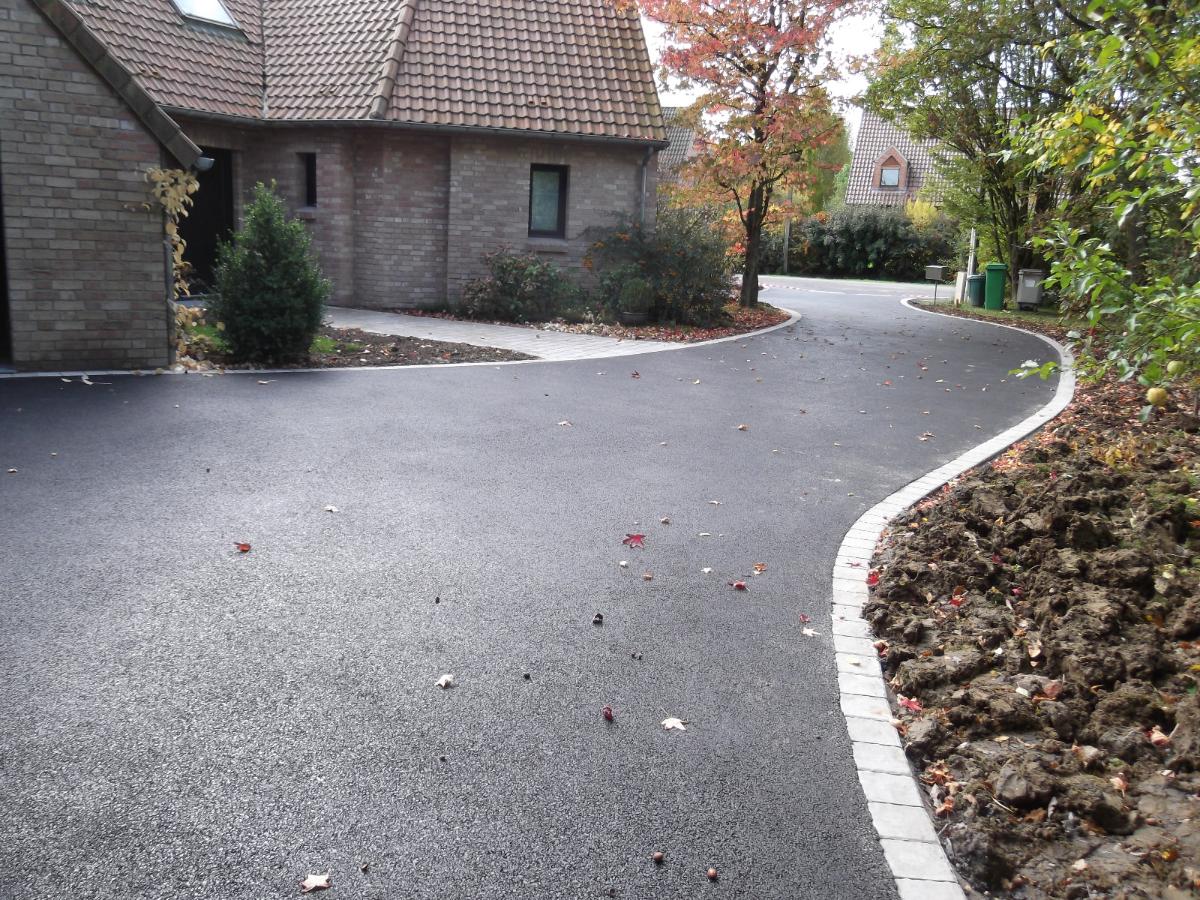 Allées en enrobé et ses pavés en béton