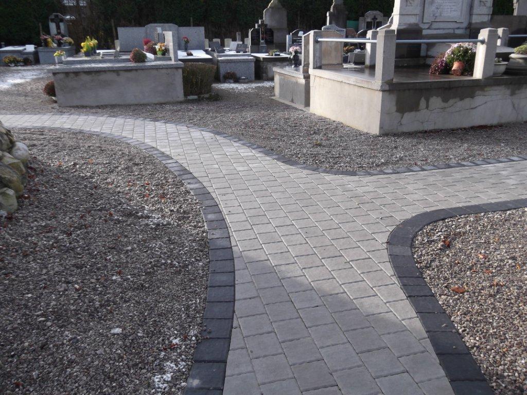 Allées pavées de cimetière