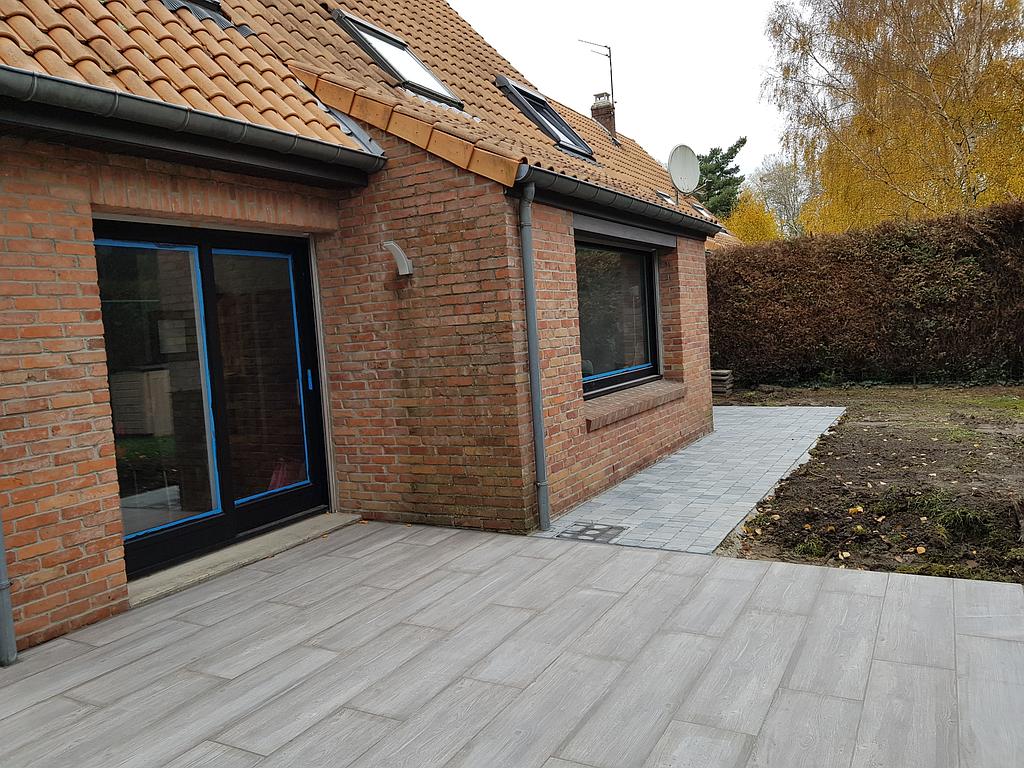 Céramique Madera ombre et pavage pierres bleues