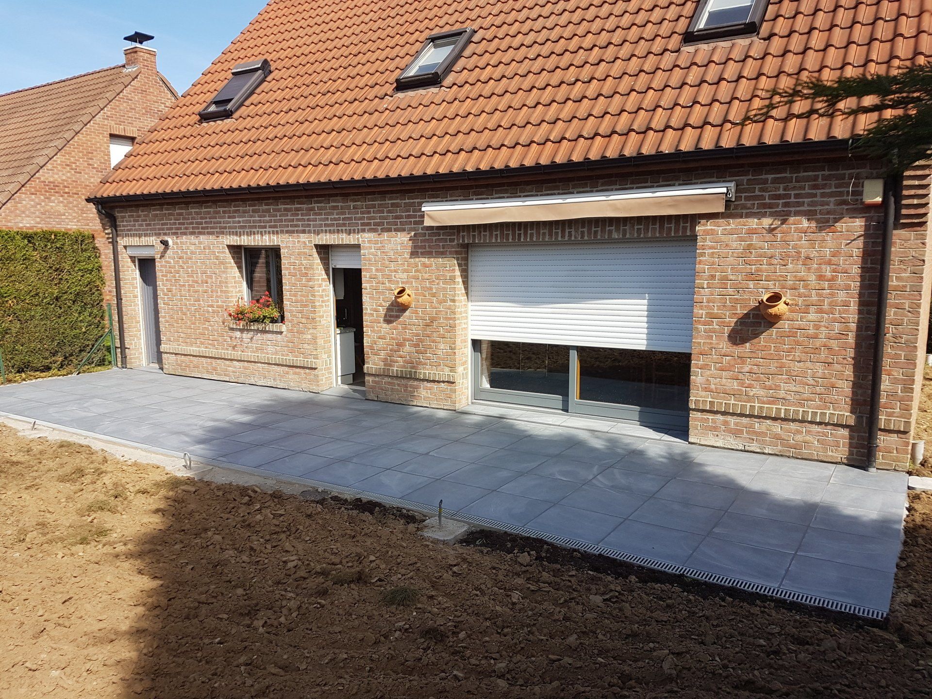 Terrasse céramique aspect pierres bleues