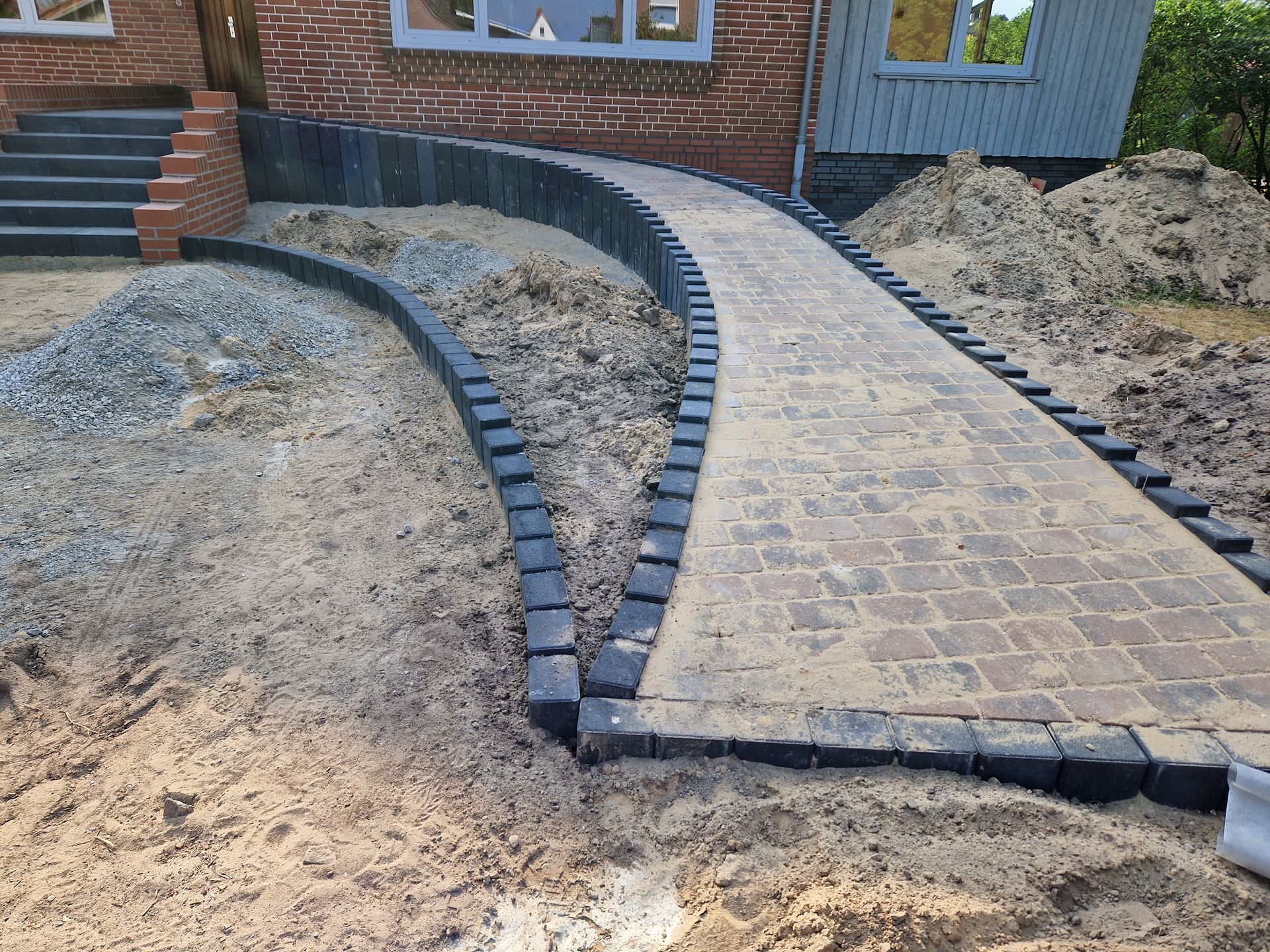 Ein neu angelegter Weg aus Ziegelsteinen.