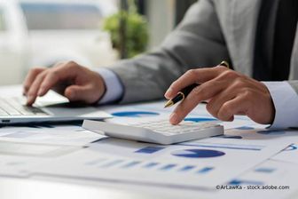 Steuerberater prüft Nummern