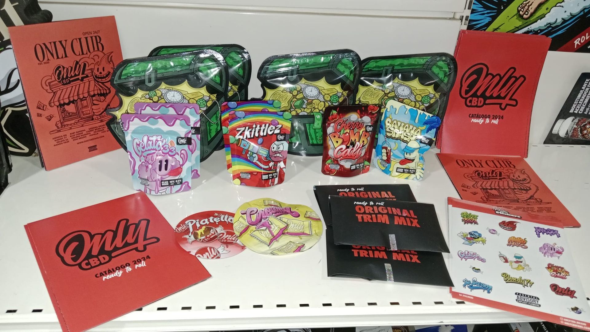 Un estante con un montón de bolsas y papeles encima.