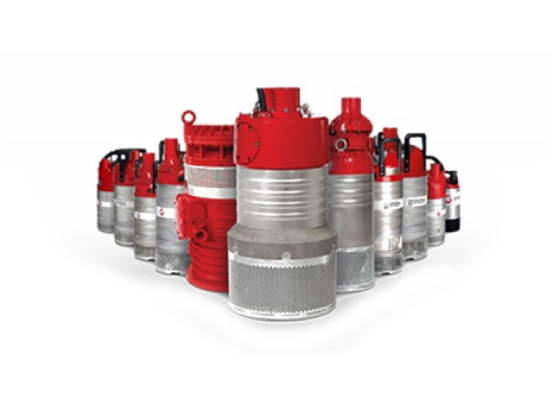 Un grupo de contenedores rojos y plateados se encuentran uno al lado del otro sobre un fondo blanco.