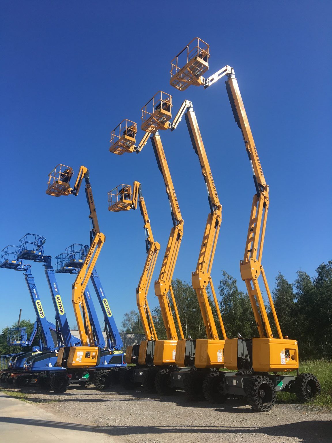 Una fila de elevadores aéreos amarillos y azules con un cielo azul de fondo.