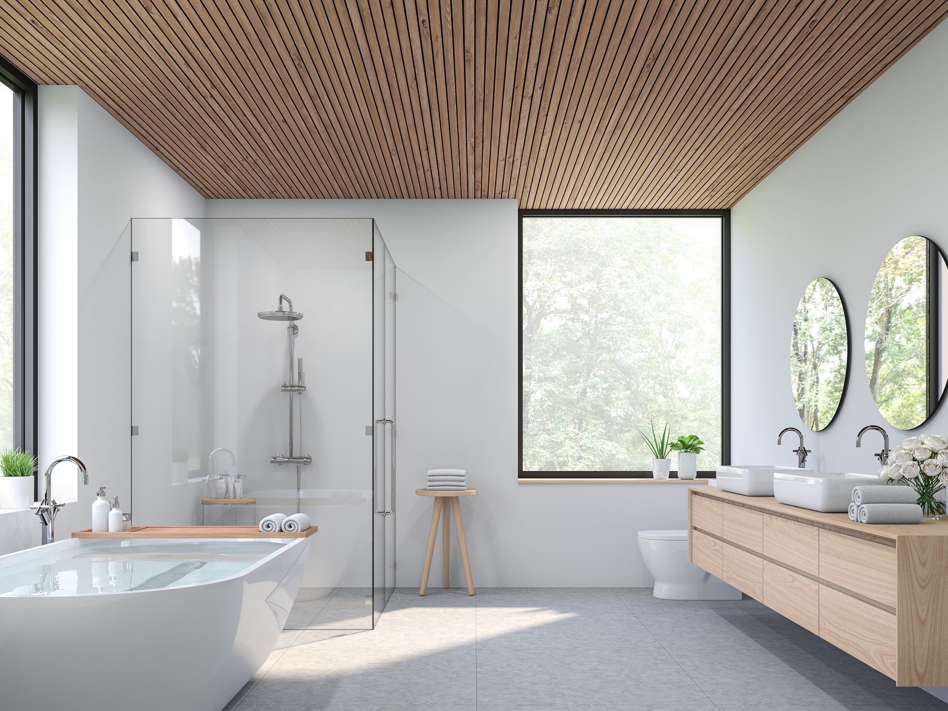 Salle de bains moderne avec murs blancs, plafond en bois, grandes fenêtres et baignoire.
