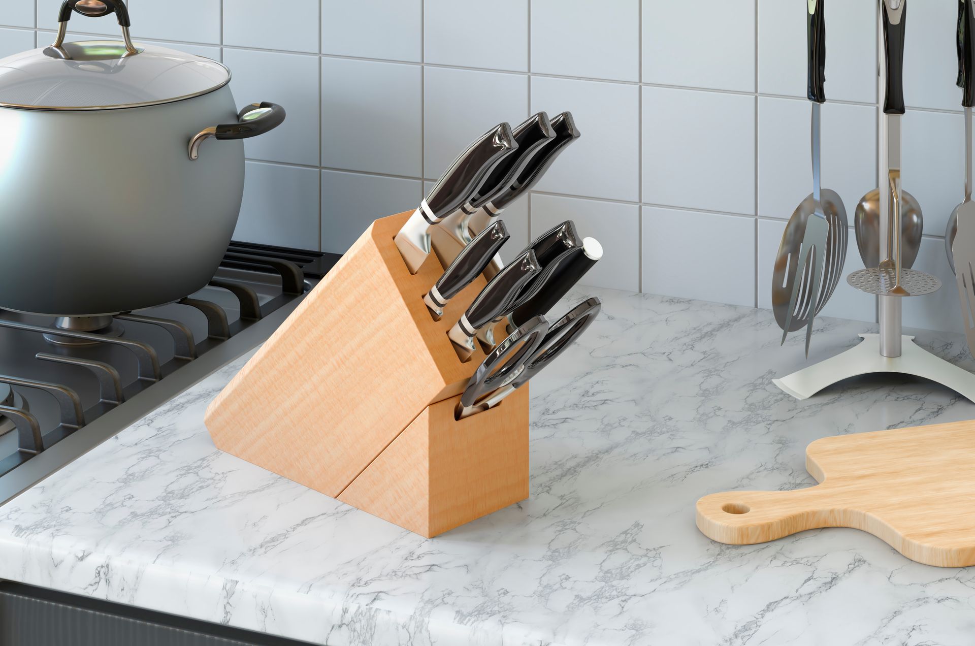 Bloc à couteaux en bois avec des couteaux sur un comptoir de cuisine près d'une casserole, d'une planche à découper en bois et d'ustensiles.