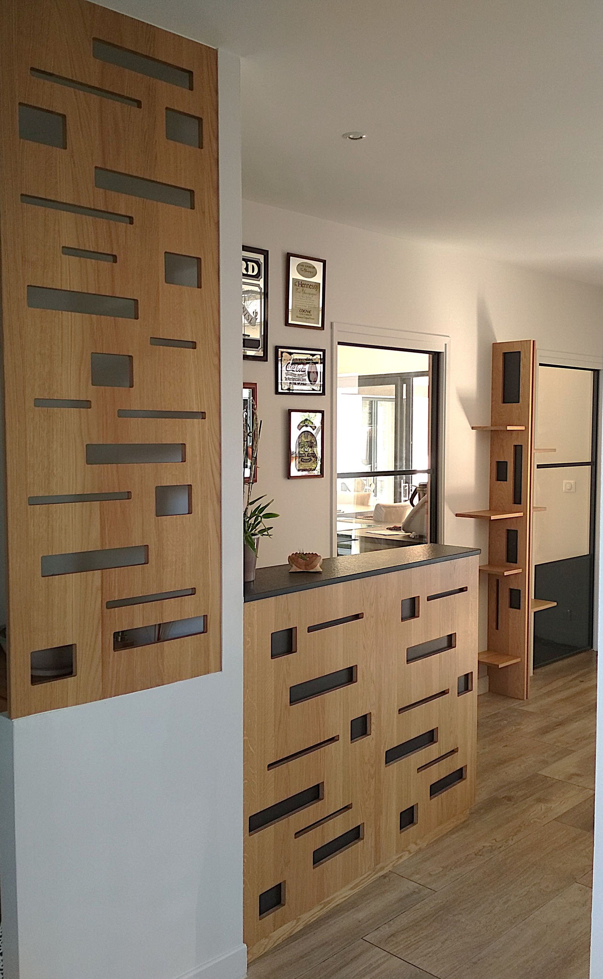 Étagères et armoire en bois contre un mur beige, contenant divers objets décoratifs.