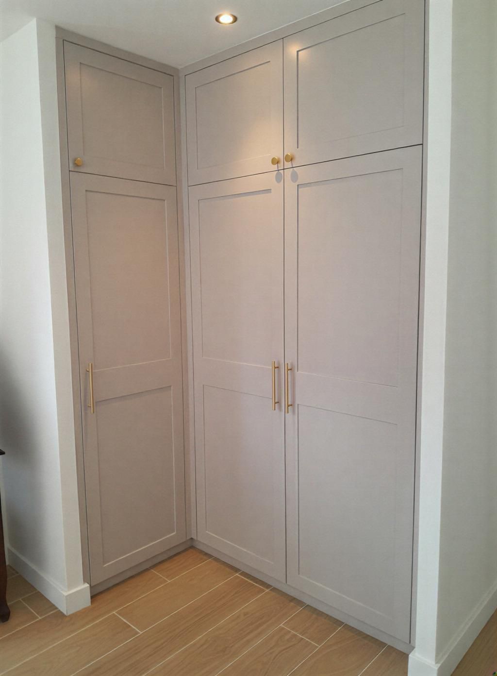 Placard d'angle avec poignées dorées