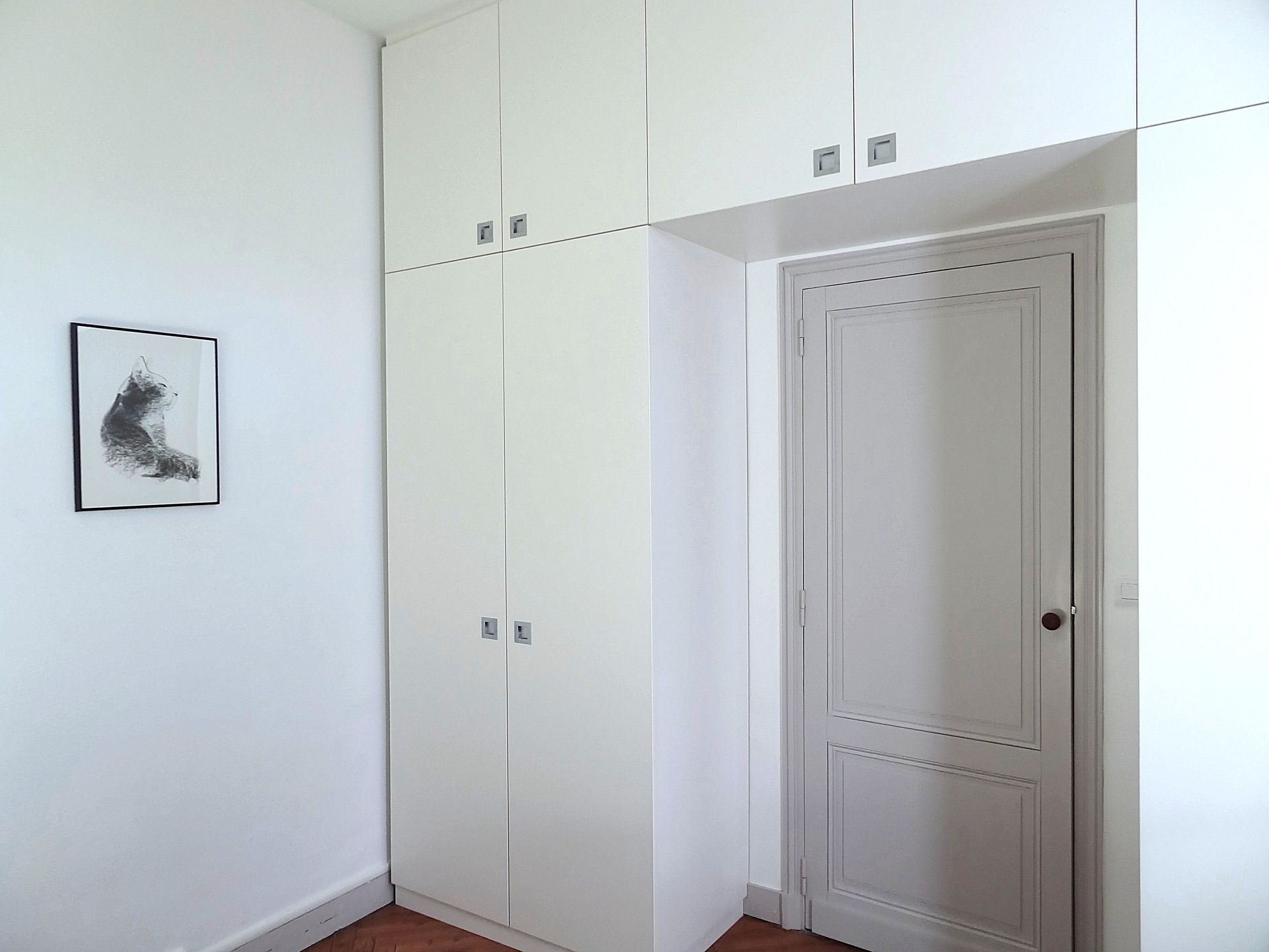 placard blanc sur mesure encadrant une porte dans chambre