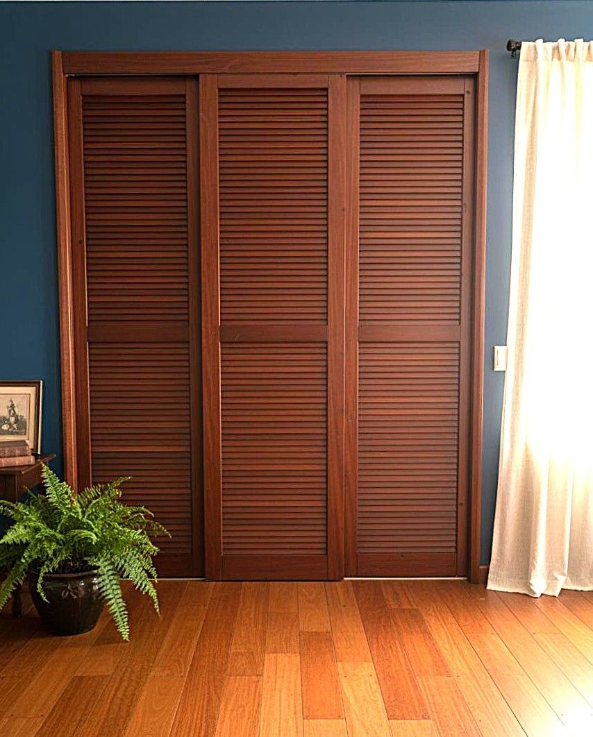 placard avec portes façon claustra en bois exotique