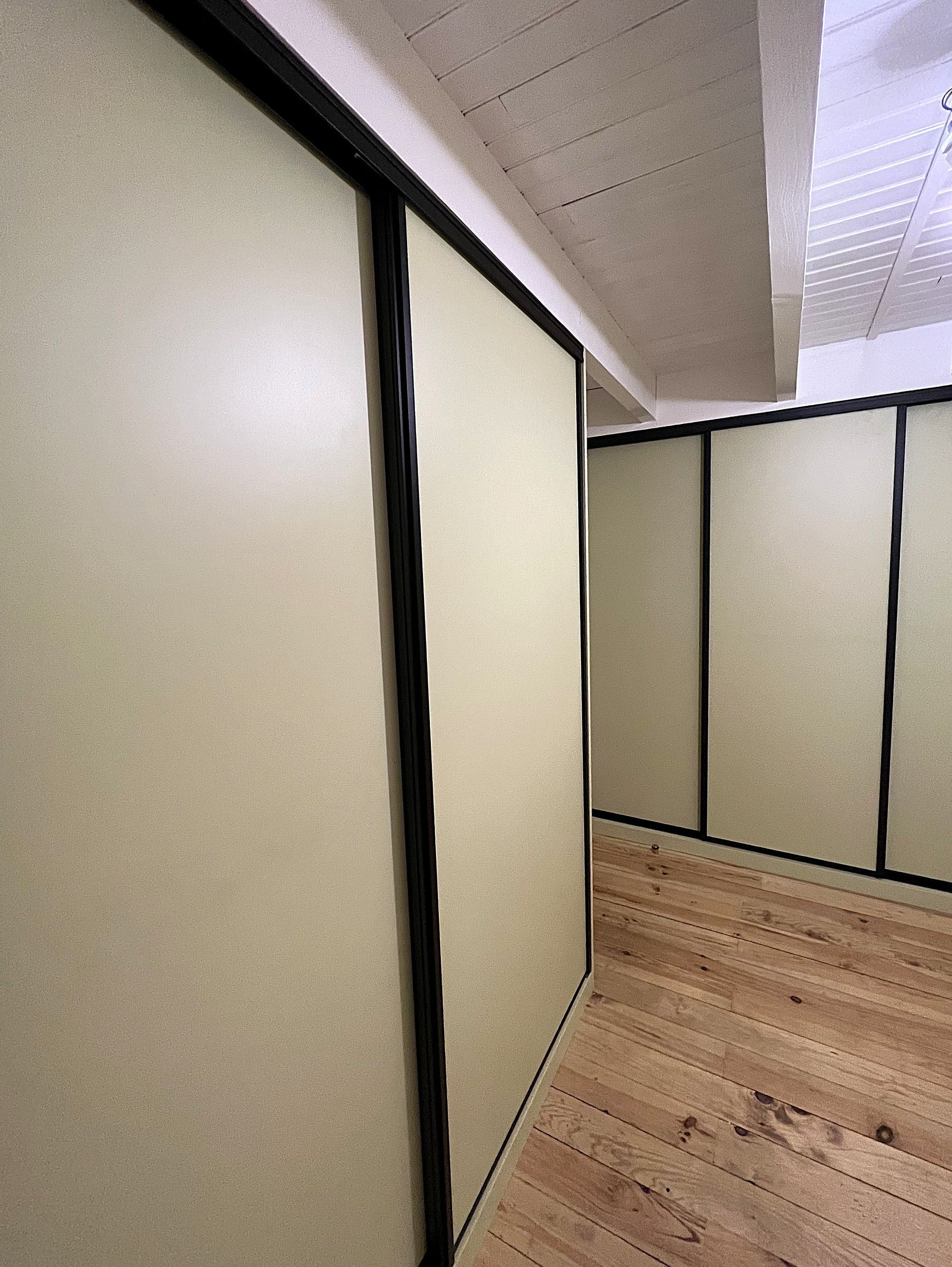 placards verts avec facades coulissantes et profilés noirs