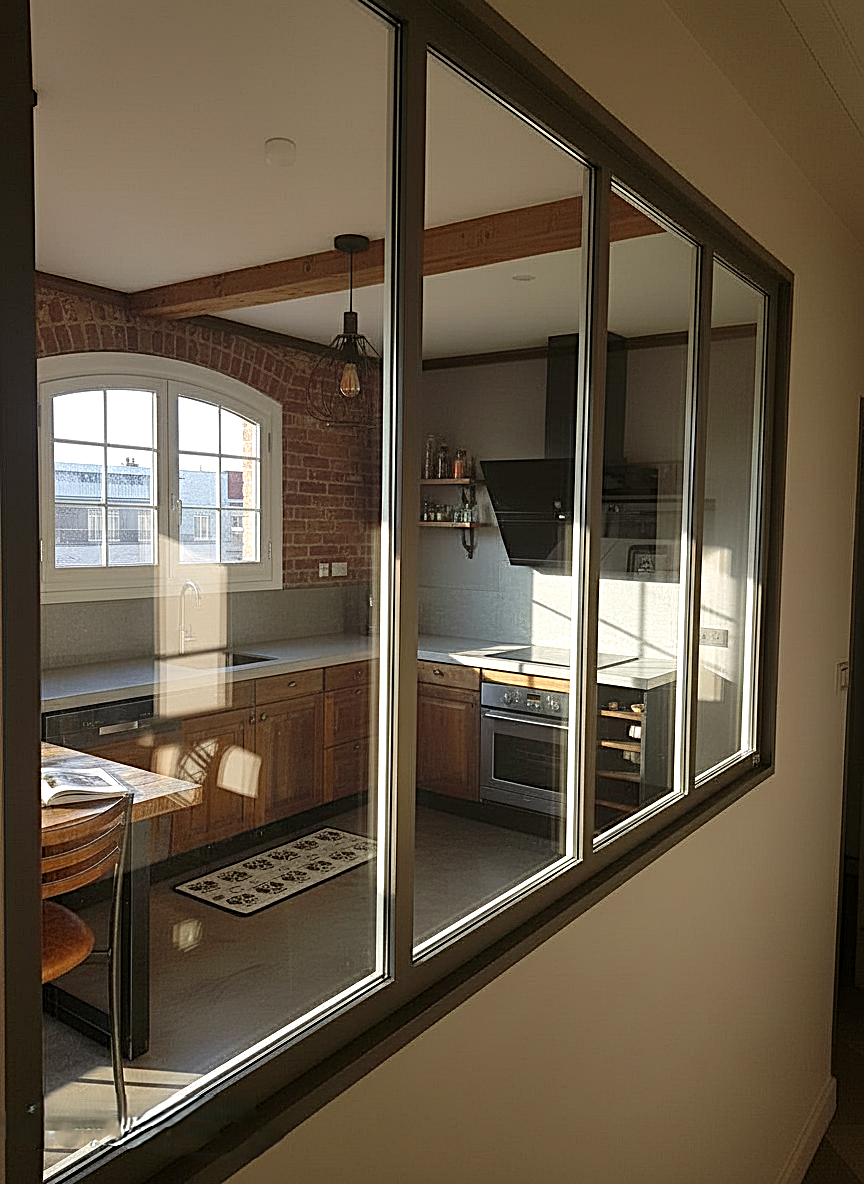 verrière noire entre salon et cuisine avec vue sur la cuisine