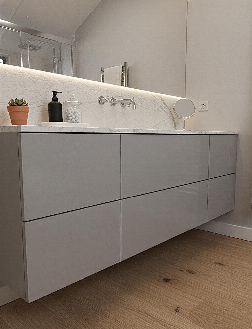 meuble de sdb suspendu gris clair et plan vasque en pierre beige