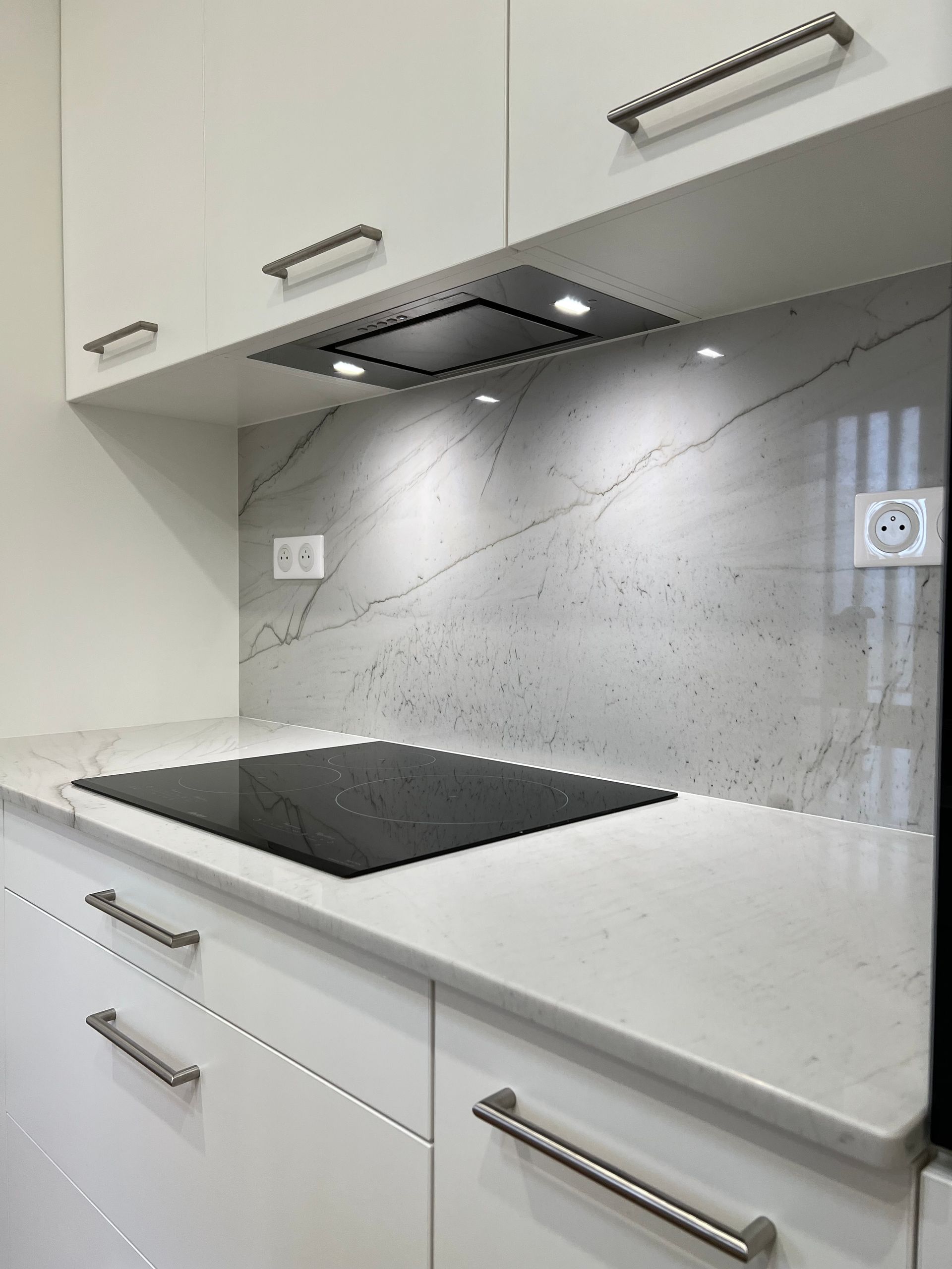 Armoires de cuisine vert olive ; une porte d'armoire ouverte, révélant un support à épices coulissant.