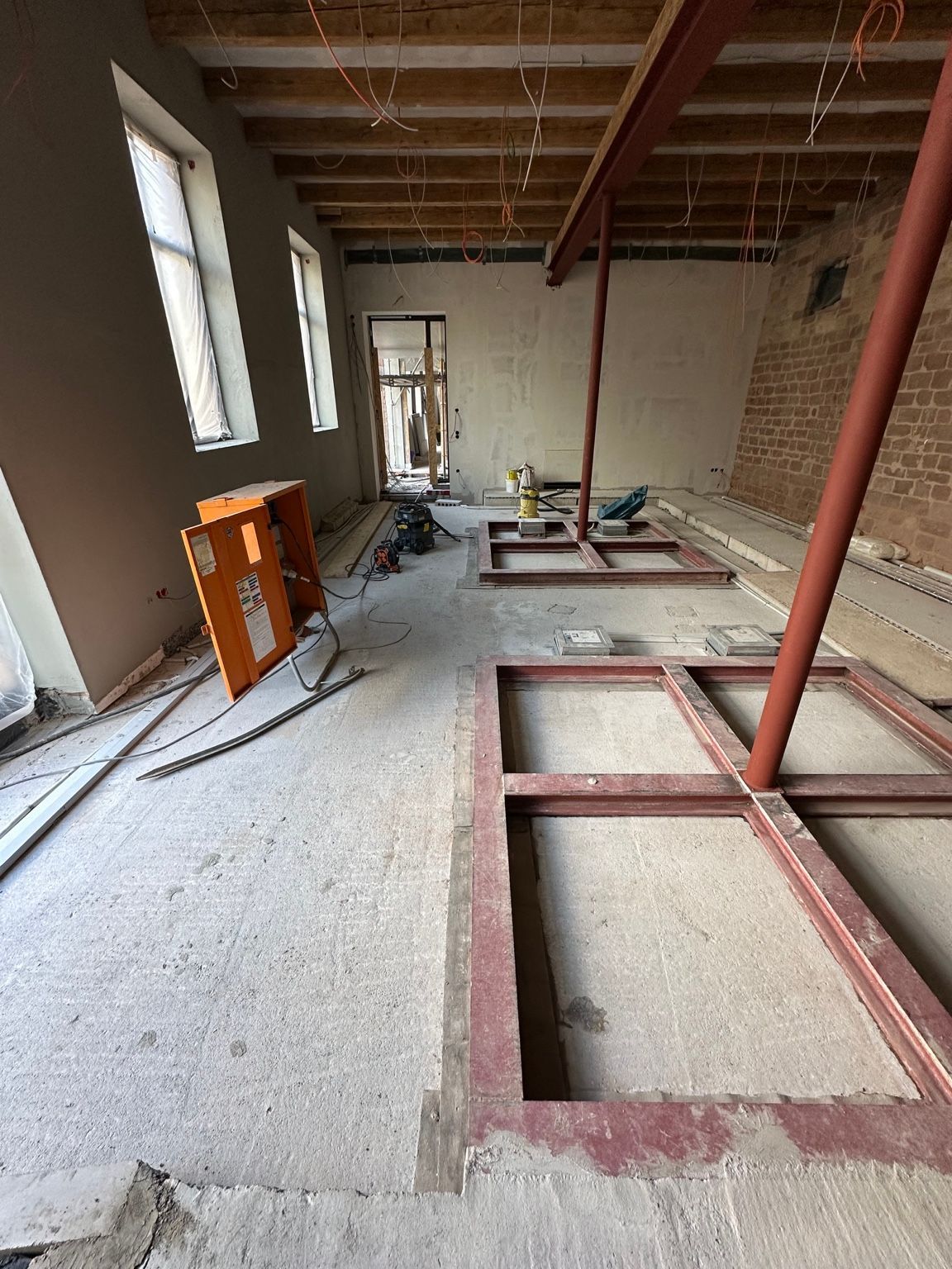 Innenausbau mit Bodenöffnungen und Stahlträgern – Einblick aus einem Bauprojekt von Kopf Gebäudereinigung im Rhein-Neckar Umkreis