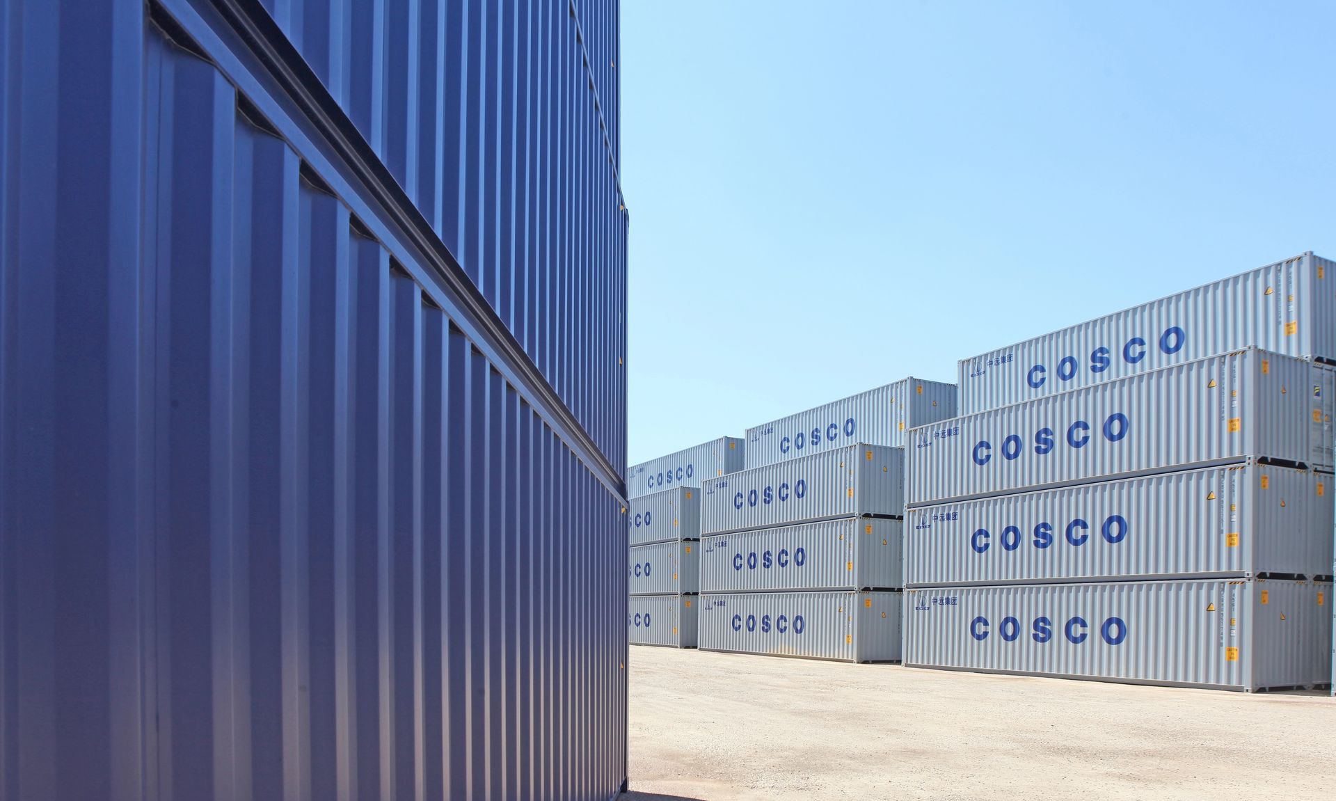 Eine Reihe von Cosco-Versandcontainern sind übereinander gestapelt
