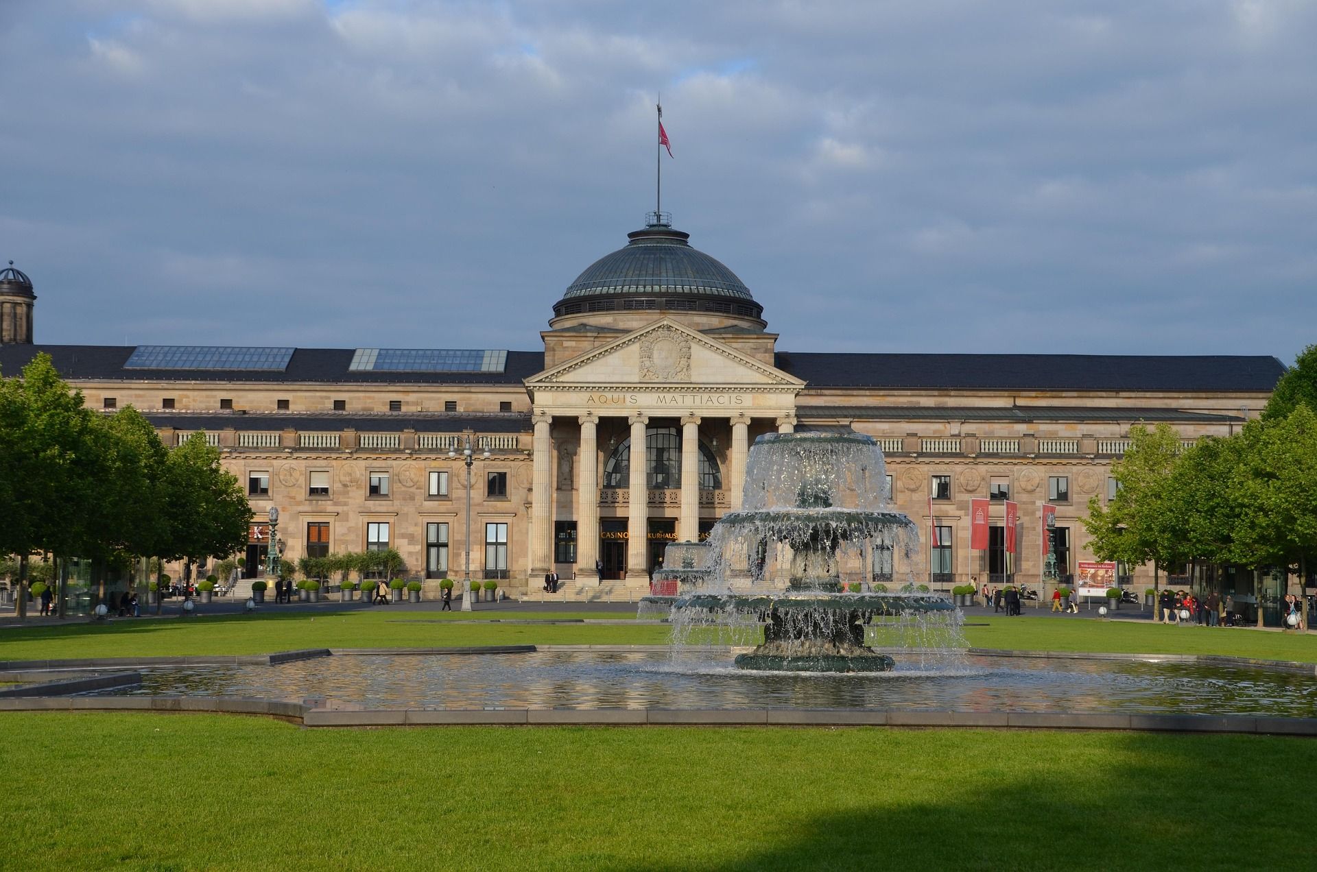 Wiesbaden, hessische Landeshauptstadt – Gebäudereinigung für Behörden, Büros und Industriepark