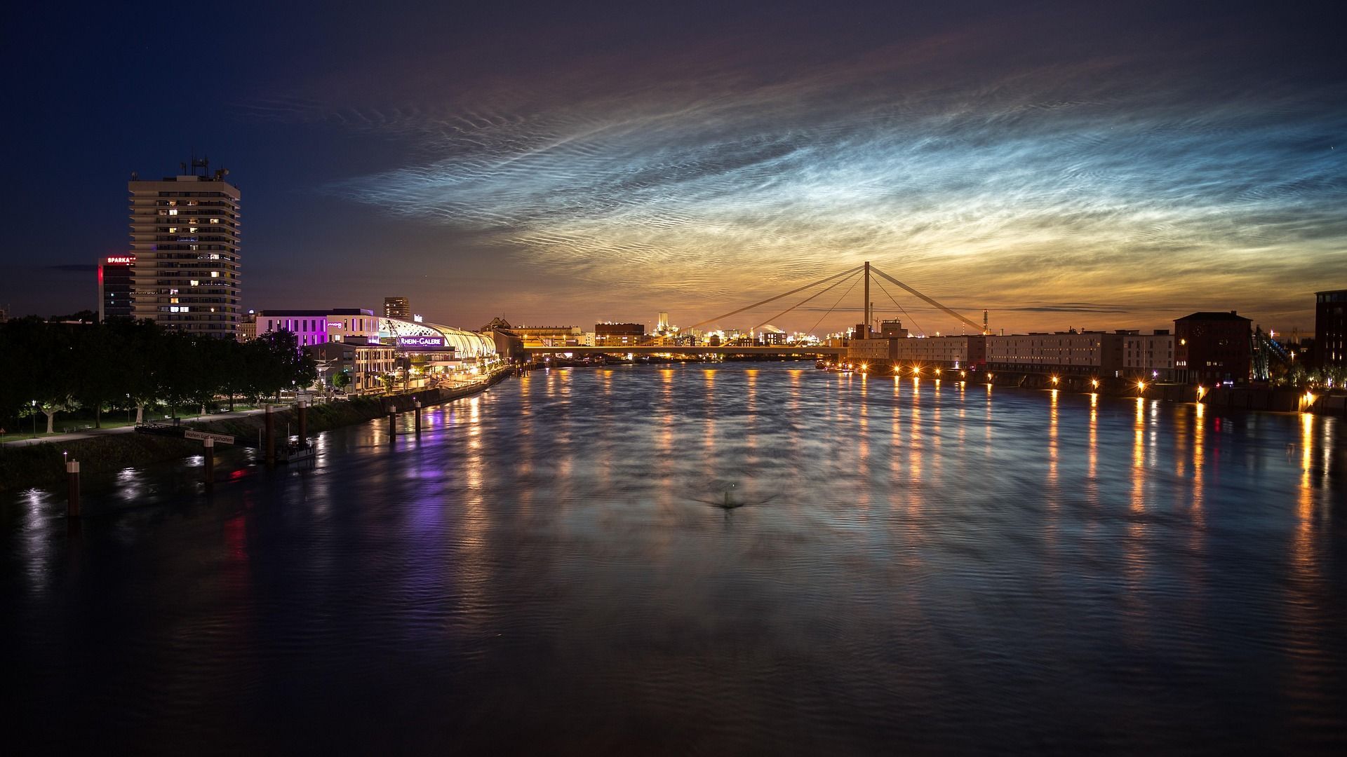 Beleuchtetes Rheinufer in der Metropolregion Rhein-Neckar bei Nacht – Gebäudereinigung in Ludwigshafen und Umgebung