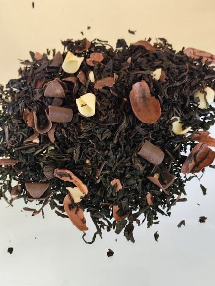 Un montón de té negro con chispas de chocolate y nueces.