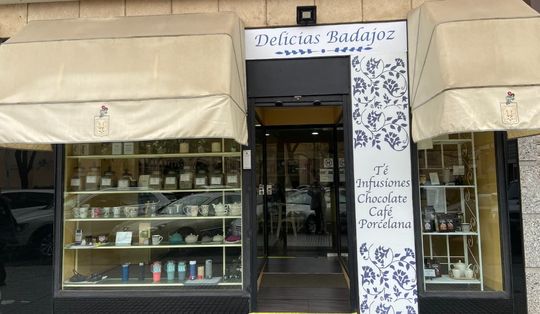 Un escaparate con un cartel que dice delicias bodajoz