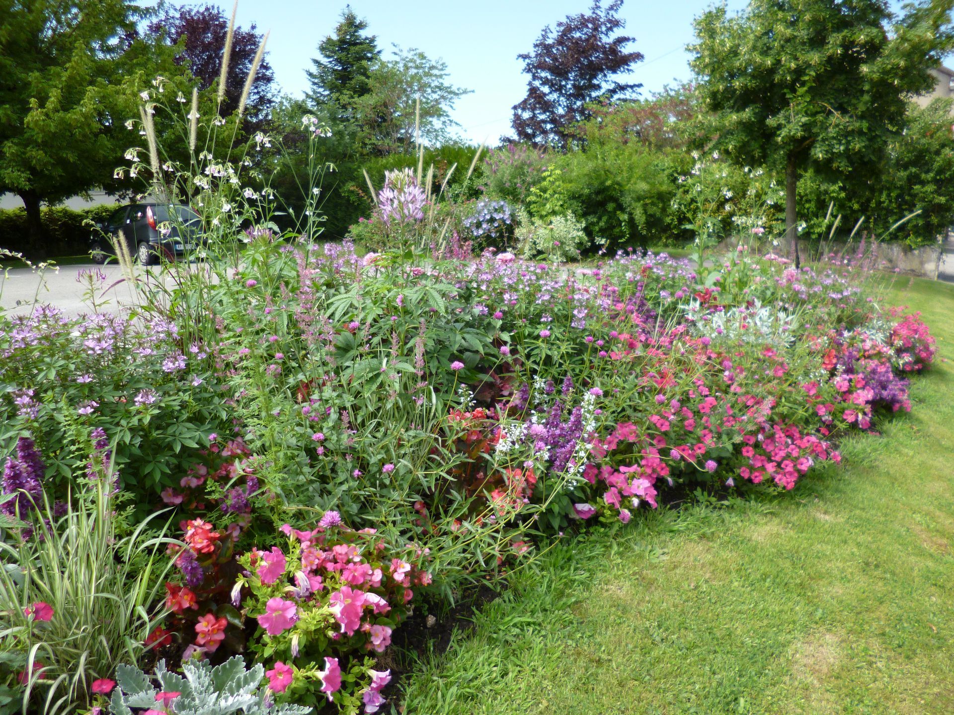 Appareil photo vintage argenté et noir posé sur des touches de piano, gros plan sur fond flou.