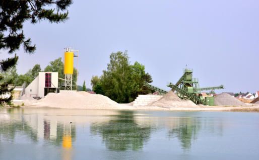 Kran verschüttet Kieselstein auf einen Hügel