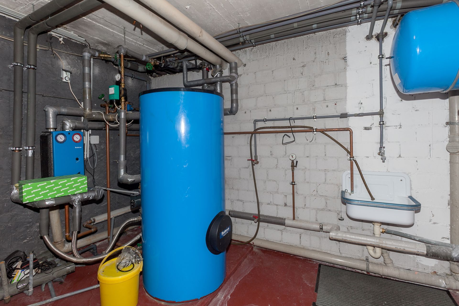 Installation de chaudière au fioul dans un garage