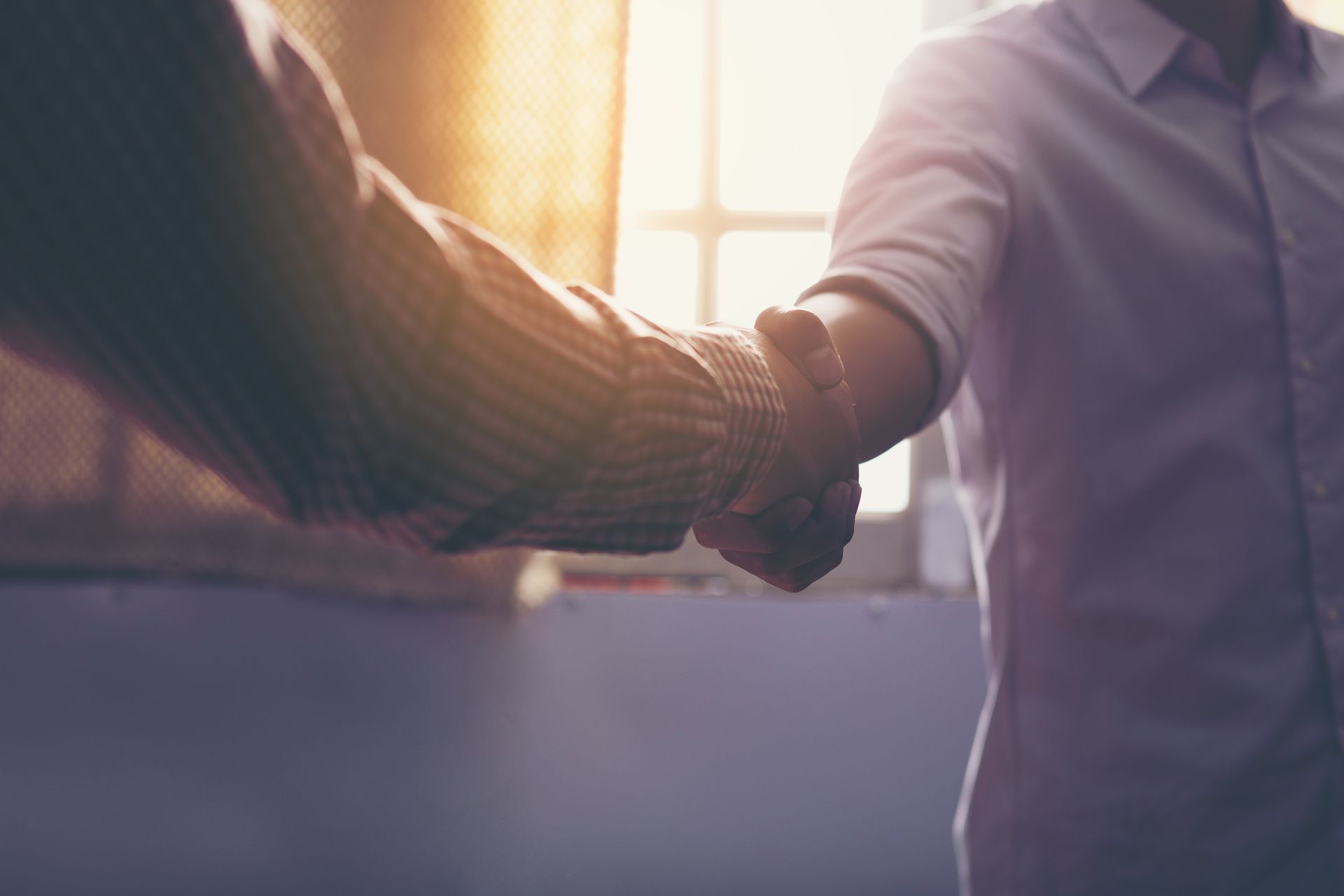 Image de deux hommes qui se serrent la main
