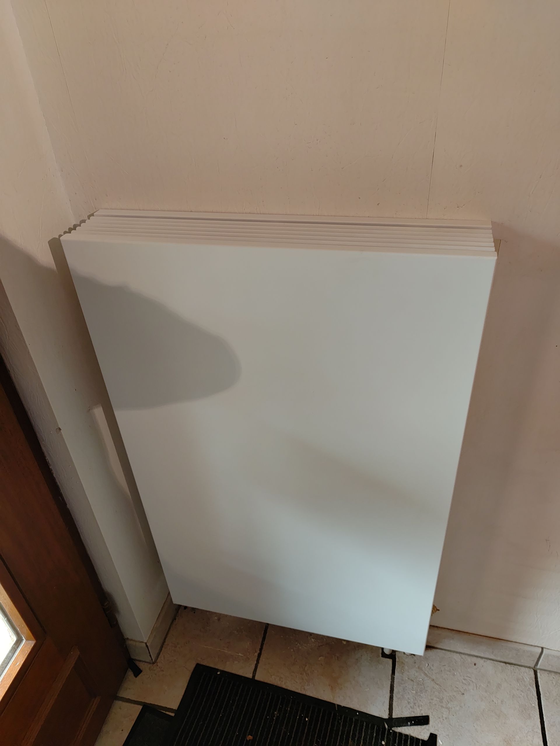 Radiateur blanc à surface lisse