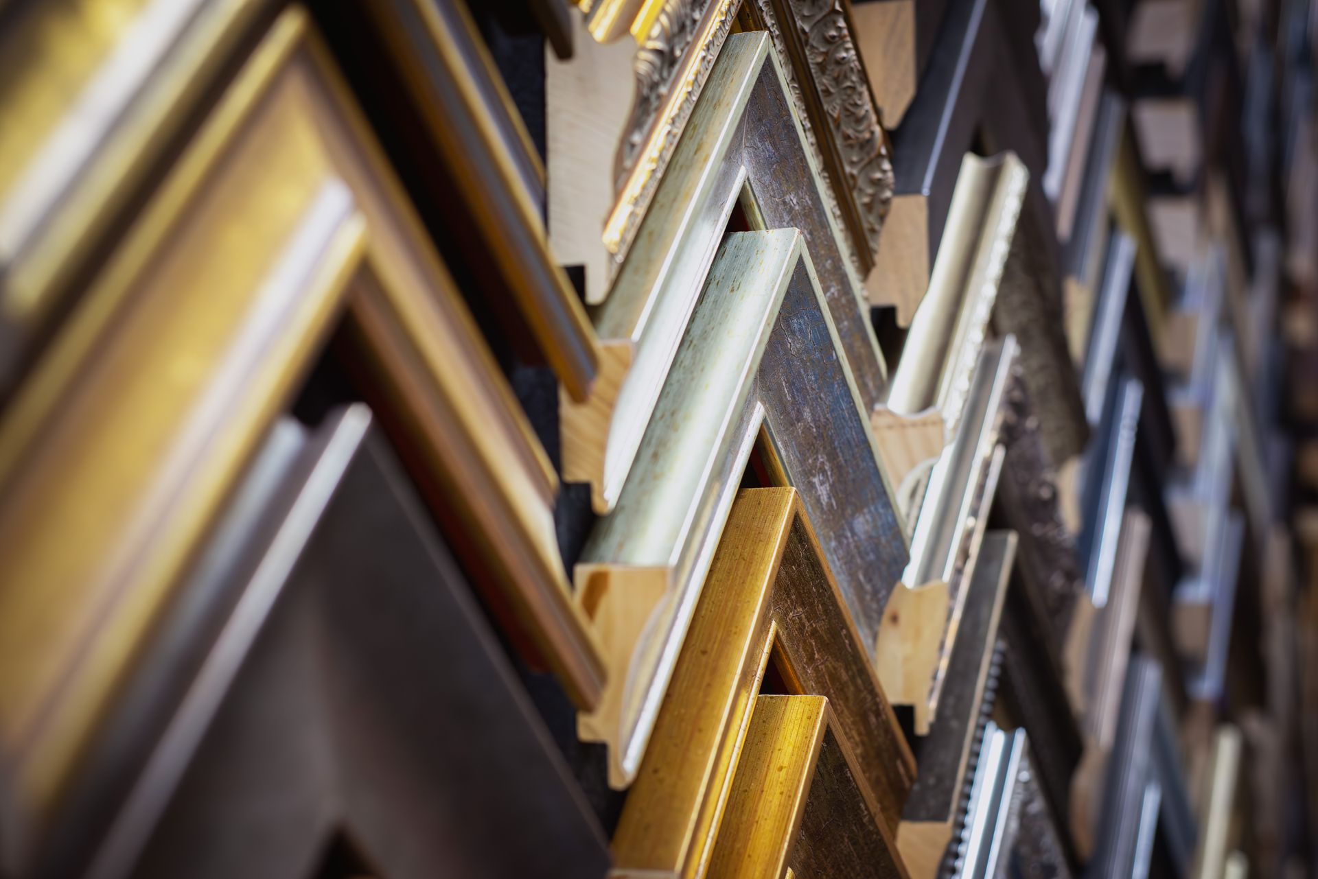 Gros plan sur une sélection de finitions de cadres décoratifs.