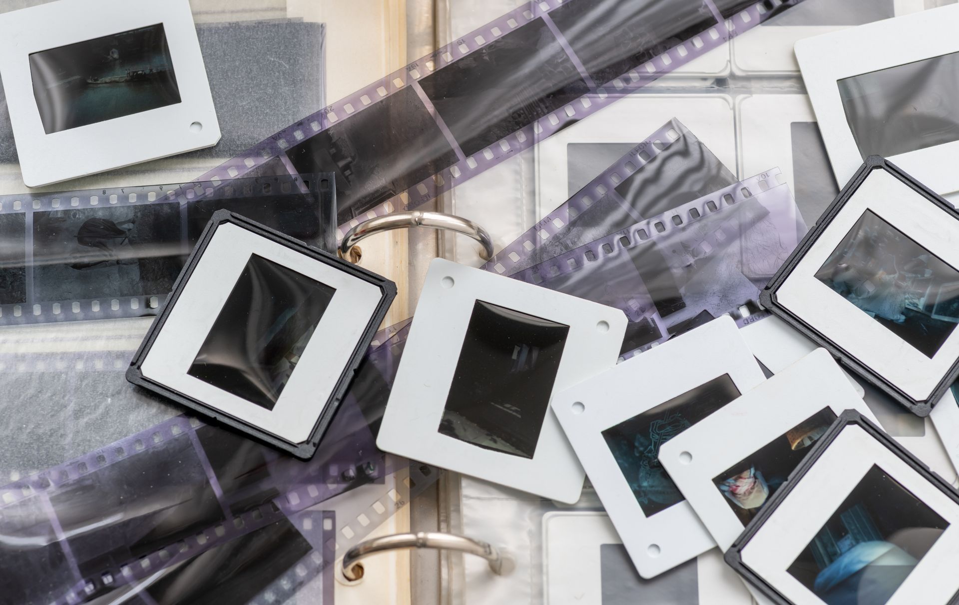 Des diapositives et des négatifs de films sont éparpillés sur une surface.
