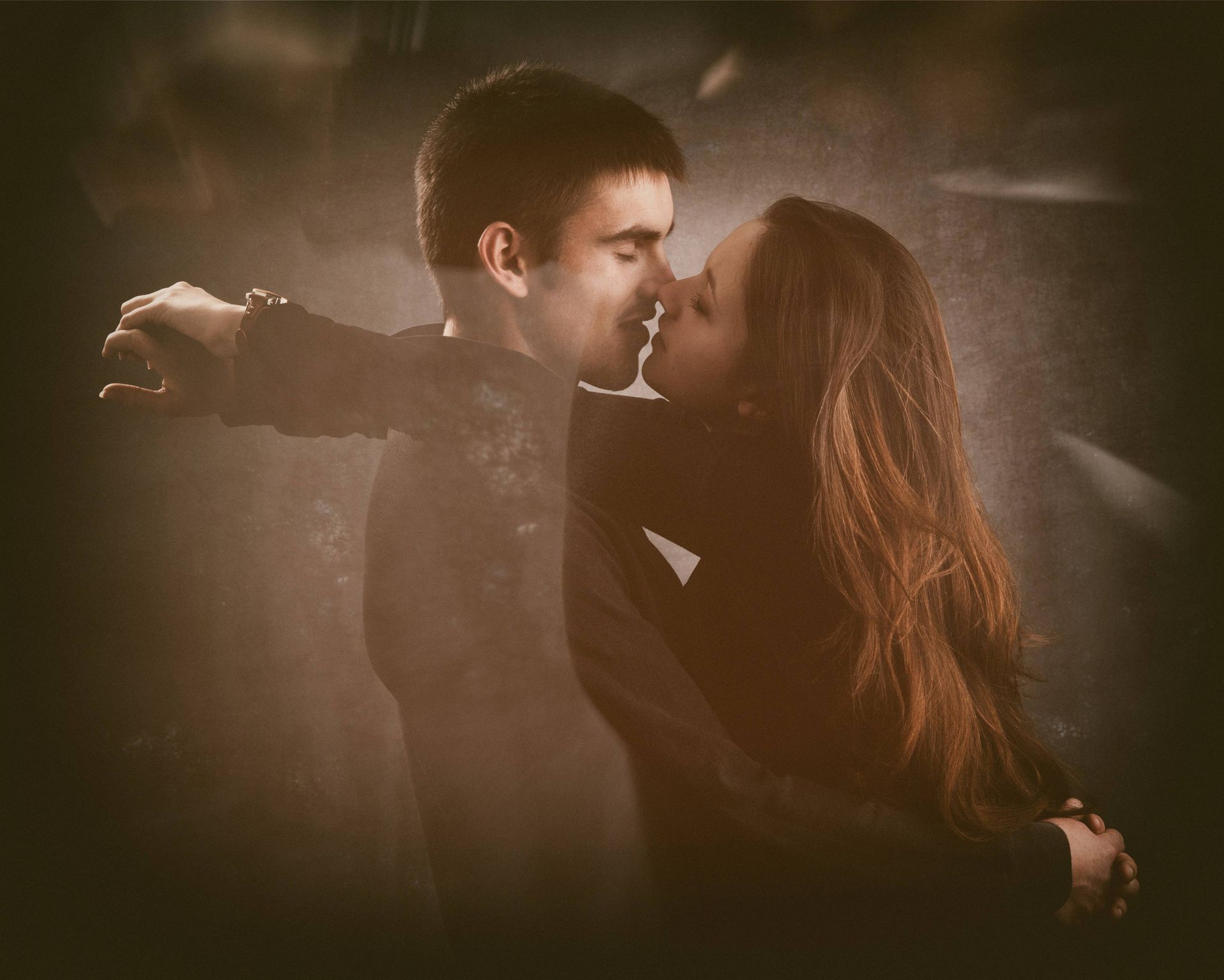 Un jeune couple qui s'enlace.