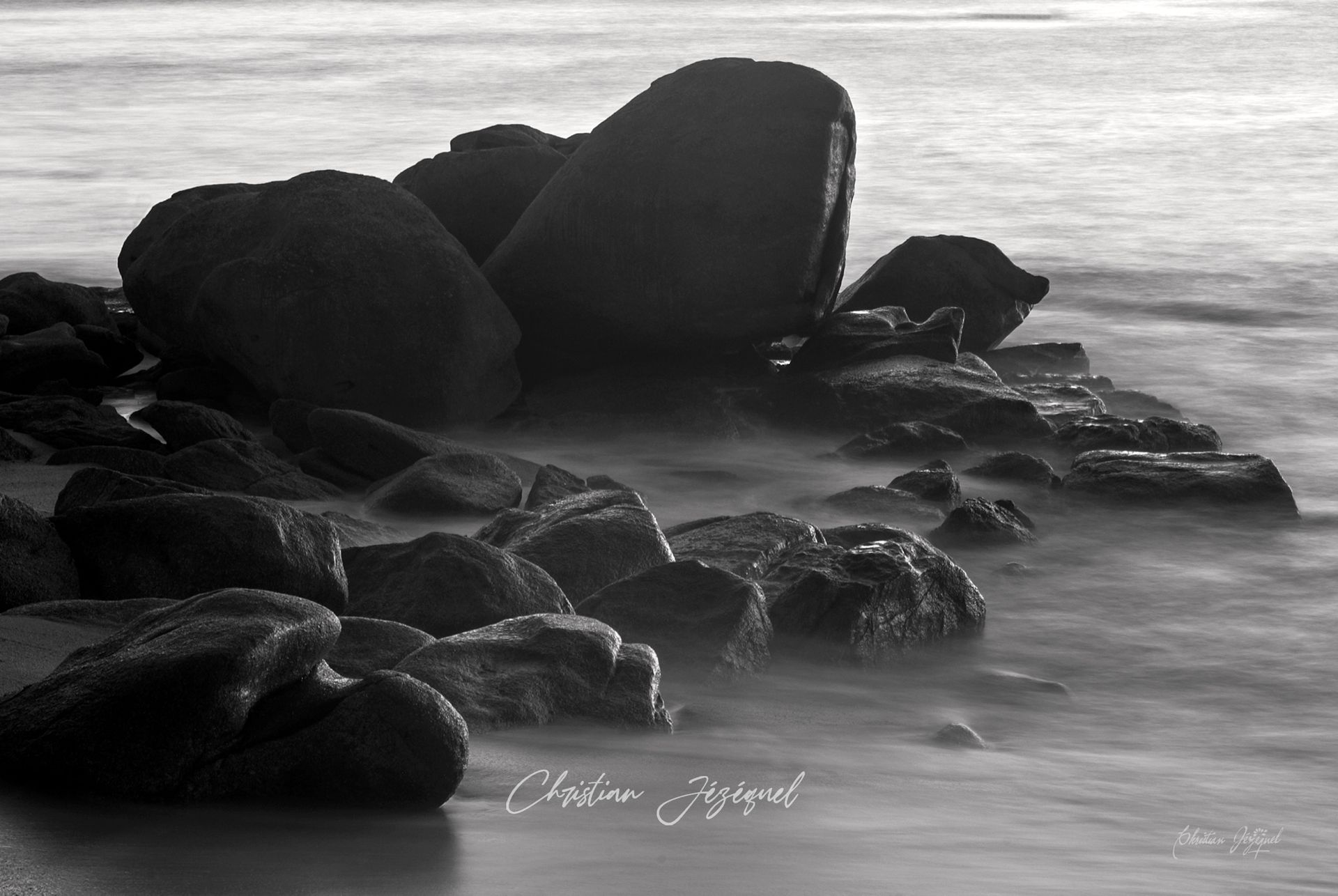 Des rochers dans l'océan.